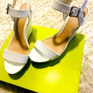 🤍🤍Gianni Bini White 🤍🤍Wedge Sandals